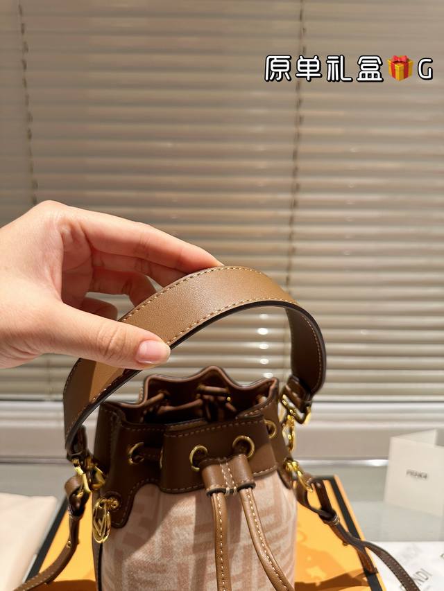 Fendi Mon Tresor's small bucket bag is probably the bag that trendsetters carry the most in the 2024 Milan Fashion Week street photos. Equipped with drawstring and fend metal emblem: