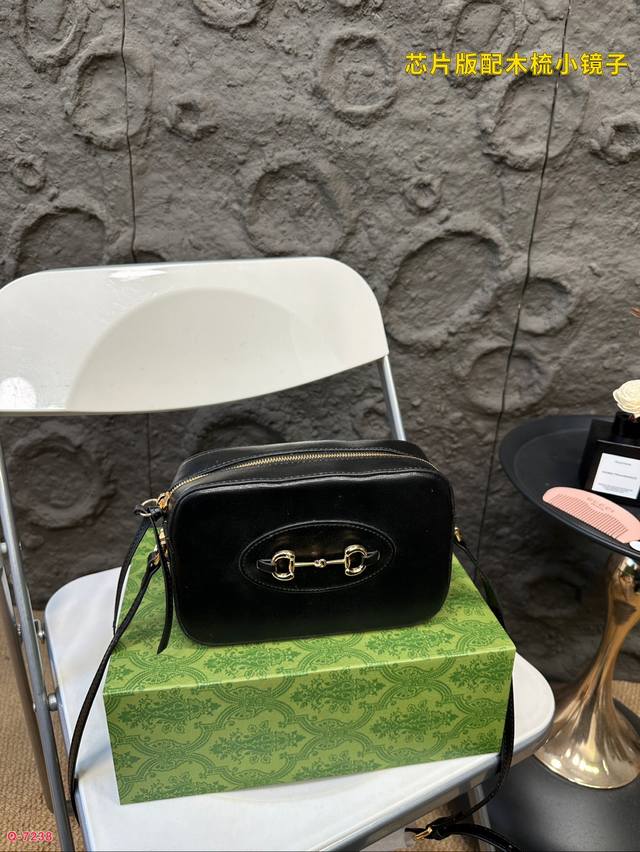 Paired with a folding box, Gucci Cool Horse Camera Bag, and a wooden comb mirror, this retro and cute small bag can magically hold all necessary items, including your camera, wallet, and lipstick. This is a product that you will not regret purchasing