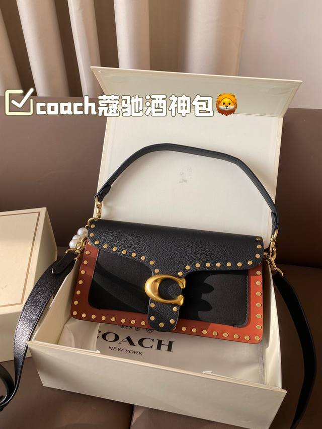 The color matching of Coach Coach's Wine God Bag this time is simply a fairy color scheme! High in appearance and versatile, suitable for both handheld and crossbody use, this is the Coach Wine God! Cute and able to pretend! Handheld crossbody looks