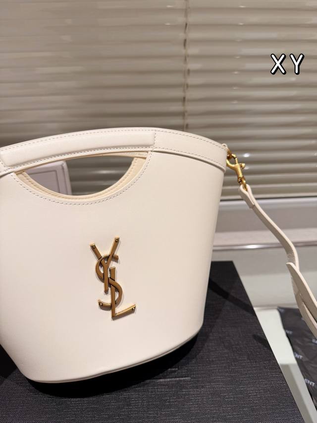 The new Ysl bucket bag in cowhide version is being asked by everyone about this # Rose new favorite. The soft and shiny calf leather material has a smooth touch, a bright and glossy appearance, and can perfectly reflect light. There are multiple ways