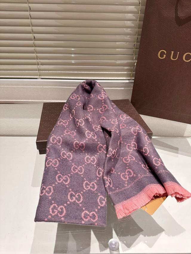 High end cashmere scarf gift box Guqi classic scarf made of real materials! This scarf is suitable for spring, autumn, and winter! It looks great as a shawl! Brighten skin tone! The upper body effect has a very strong aura, with a soft and textured f