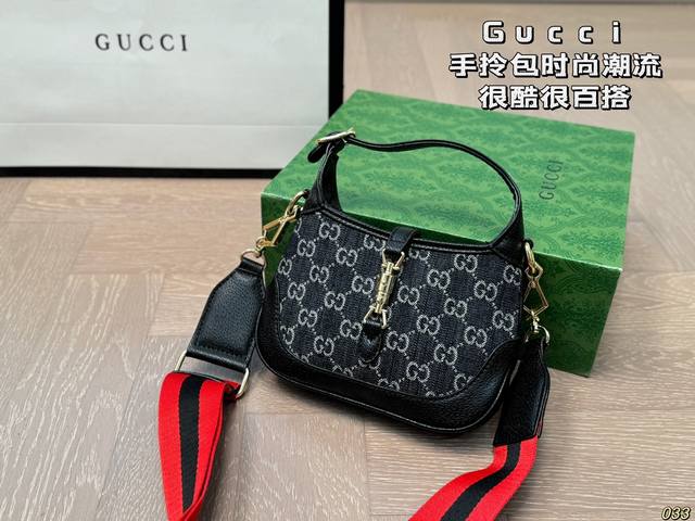 The Gucci Kuqi handbag is cool and versatile, fashionable and trendy. Any combination can be easily controlled. Size 19 13: