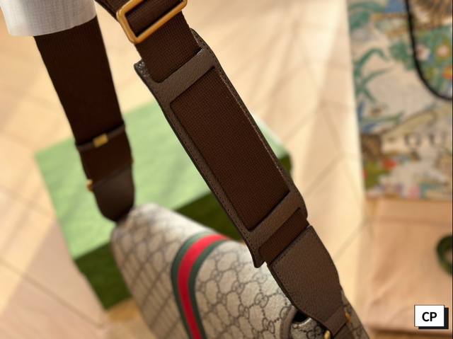 Gucci Men's New Postman Bag Comes with a Box, Suitable for Men's Daily Commuting Match, Can Hold iPad Wall Crack Recommended 29 * 17: