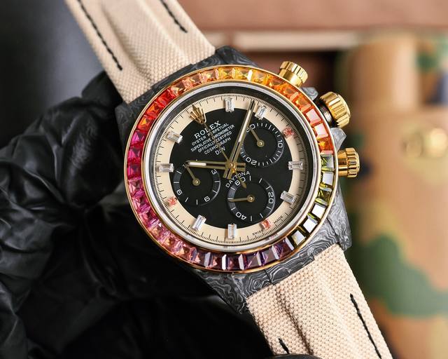 The carbon fiber customized version of the Rolex Universe Chrono Daytona series from Tw factory is not only lightweight to wear, but also has a hard exterior. And each watch has a unique carbon fiber patterned material. Case watch size 40X12.4 matche