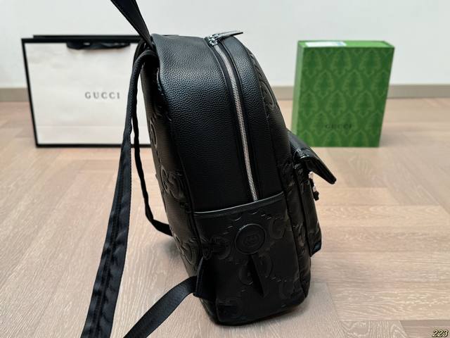 The Gucci Kuqi Backpack Super Classic Series features a unique and highly recognizable bag design that maintains a vintage vintage feel while maintaining a modern fashion style. Size 28 42:
