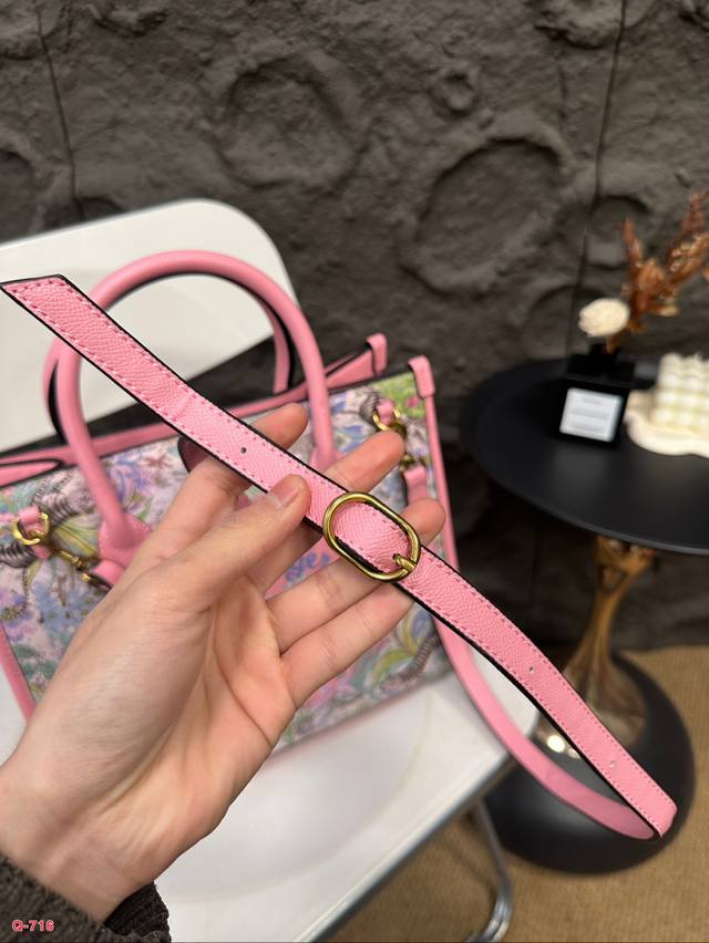 The texture of the Kuqi Gucci tote bag is very high-end, the capacity is super large, and it is also very durable. When carrying it on the street in daily life, it has a 100% return rate, which is this casual and lazy feeling. Size 32.27cm: