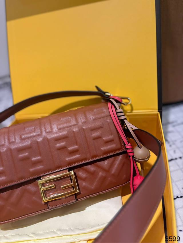 At first glance, I felt like I had been hit by the Fendi Baguette baguette baguette, which comes with a pendant. Plus, the medium size has a longer shoulder strap, which is very practical. Two pieces of medium size