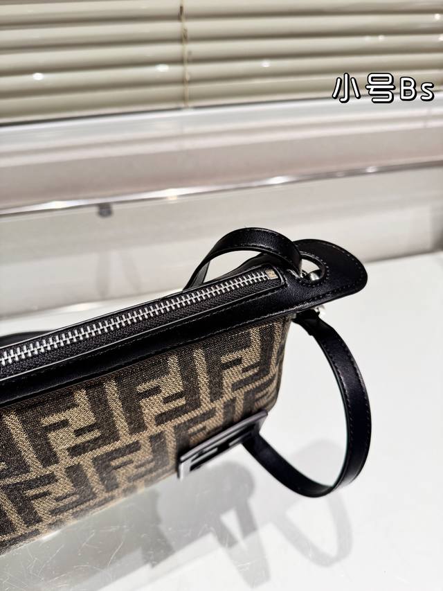 The folding box Fendi Hobo bag felt like it hit me at first glance. Plus, the medium size has a longer shoulder strap, which is very practical. The medium-sized one has two mobile phones, wallet, keys, sunglasses, lipstick and powder without pressure