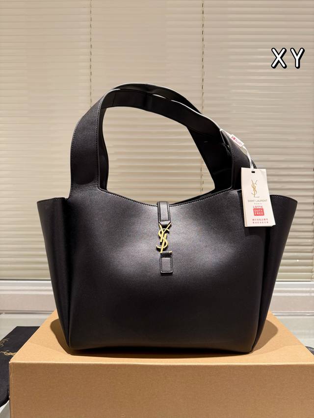 The leather version of Ysl tote bag feels too gentle and easy to match, making it stand out. # Ysi Ysl is the most eye-catching bag of this year. Although the body of the mountain bag is large, it is very light, and the sheepskin material feels light
