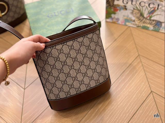 Gucci bucket bag comes with no age limit! Shoulder strap adjustable length size 18 * 19: