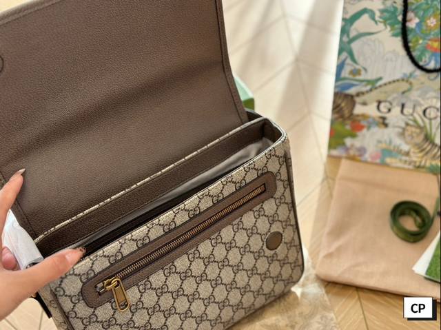 Gucci Men's New Postman Bag Comes with a Box, Suitable for Men's Daily Commuting Match, Can Hold iPad Wall Crack Recommended 29 * 17: