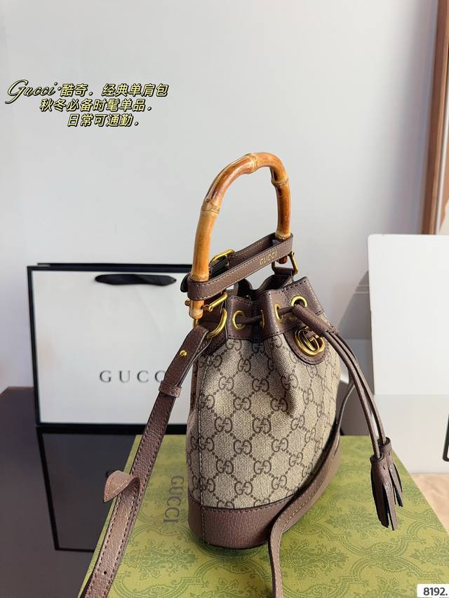 Comes with a gift box Gg bamboo handle bucket bag with interlocking double g logo GG mini bucket bag decoration. Gucci traces its brand back to the luxury travel trend of the 1920s and continues to explore its leather goods collection. This beige and