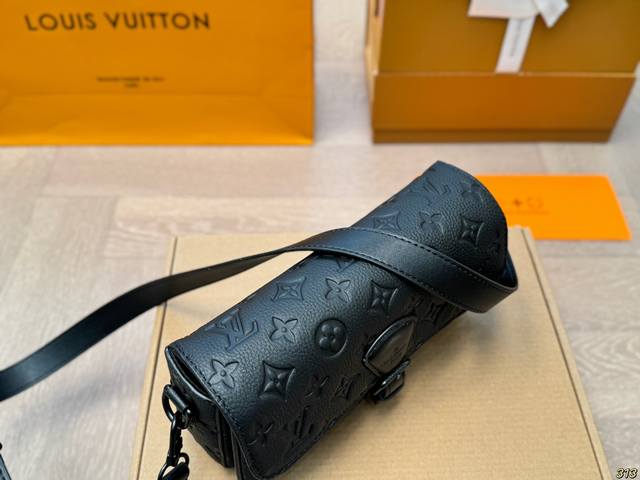 The latest spring and summer Montsouris series men's small messenger bag with a square and long bag shape that has a bit of a French stick smell. The overall All Black design is really cool