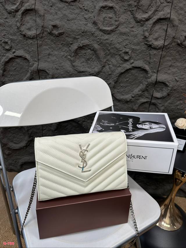 The full package of duty-free stores is the St. Roland ysl Woc envelope package. It's a well deserved entry classic. Super dry resistant leather. This leather is really one of my favorite leather. It's not afraid of scraping the leather texture, but