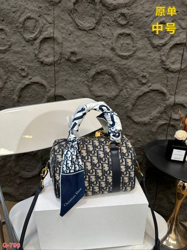 Paired with a folding box, the original Dior pillow is such a beautiful denim bag that even straight women of steel can't resist. Denim color is the pioneer of the fashion industry and the favorite pillow bag of fashionistas. Everyone knows that it c