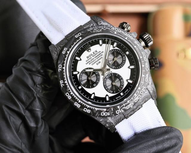 The carbon fiber customized version of the Rolex Universe Chrono Daytona series from Tw factory is not only lightweight to wear, but also has a hard exterior. And each watch has a unique carbon fiber patterned material. Case watch size 40X12.4 matche