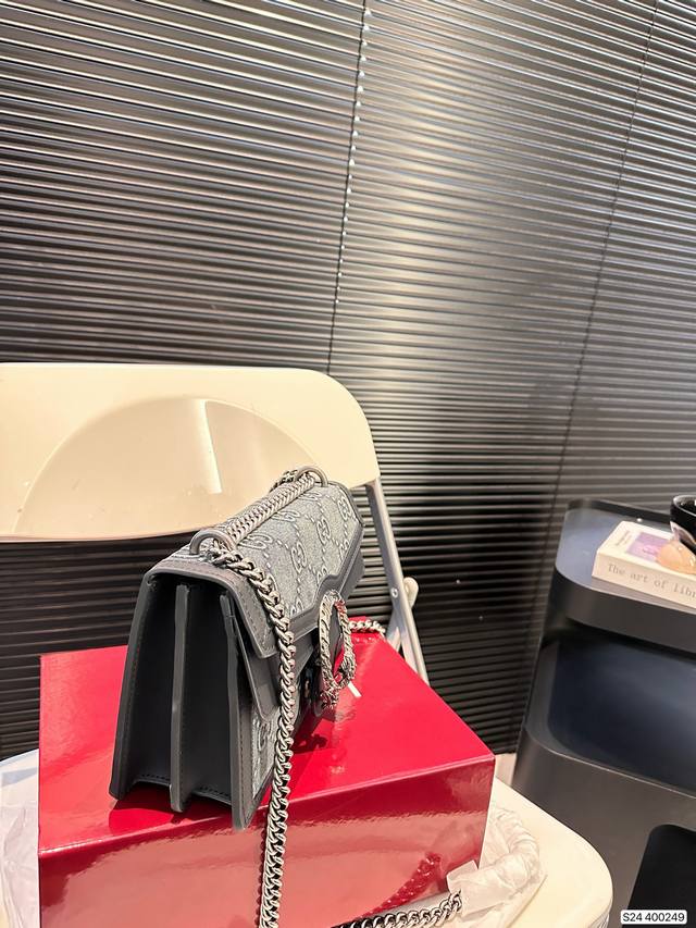 Paired with a folding box, Gucci's new cool denim wine god has just arrived this season. The new products are very classic and retro! The texture and color of denim with double G jacquard denim fabric The color is very nice! Size: 25 15 Item Number: