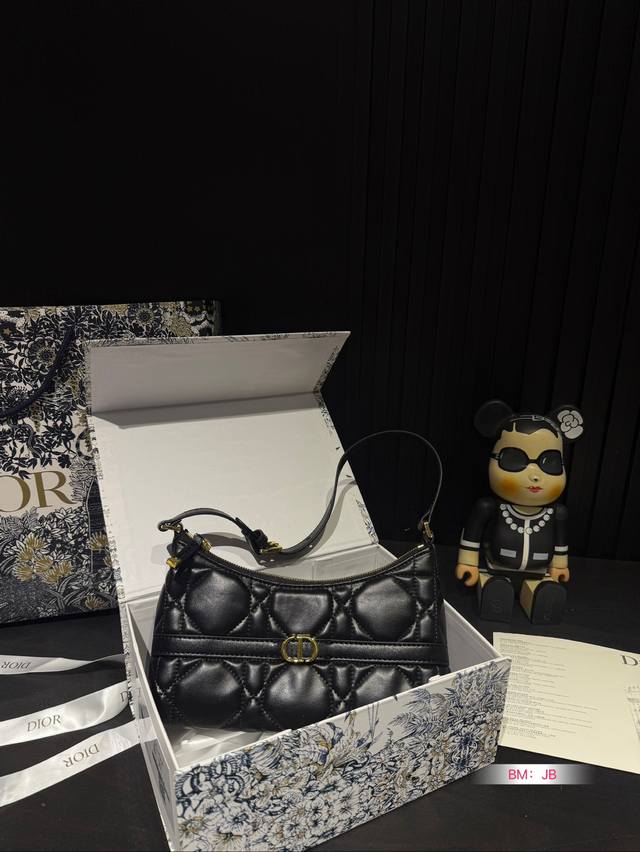 Paired with a folding box, Dior Crescent Underarm Bag, D Home Hobo Underarm Bag. The newly released Hobo is very cute! It's really low-key but inadvertently shows a sense of luxury! It feels very comfortable to carry! Size: 23 13: