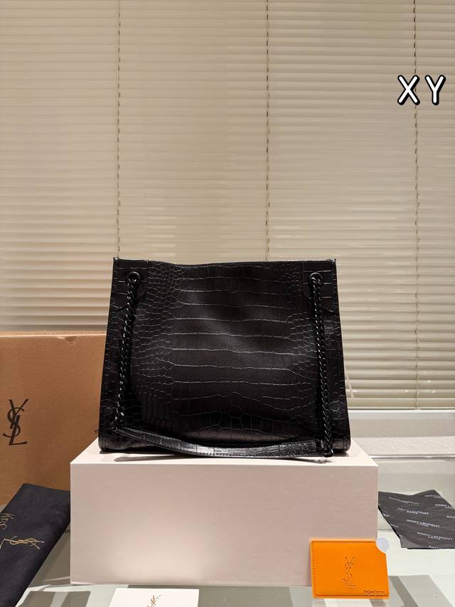 The leather version of Ysl Saint Laurent niki Shopping commuter bag is her Saint Laurent niki Shopping commuter bag. Amway doesn't need much more. The chain is sliding, so it can be extended to a large extent. It can be extended to 13 inches
