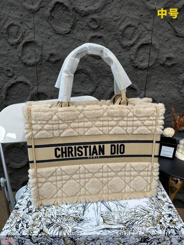 The large and medium-sized Dior tote autumn and winter fur collection is so cute, with a plush texture that touches the heart. The super beautiful black fur makes the entire bag very eye-catching, with a large capacity design and a concave shape arti