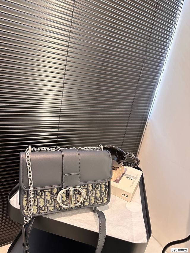 Dior Montaigne Classic is a fabric bag with timeless embroidery craftsmanship. The exquisite square shape of the bag is simple and atmospheric, suitable for both men and women. It is elegant, fashionable, casual, handsome, practical, and fashionable.