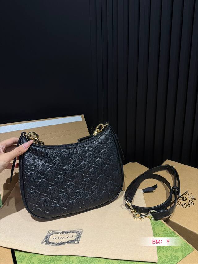 Paired with a foldable gift box, this cool underarm bag not only has a charming appearance but also a pleasing space. It is versatile and easy to carry all year round, making you instantly fashionable and refined. Gucci underarm bag, chain strap, hor