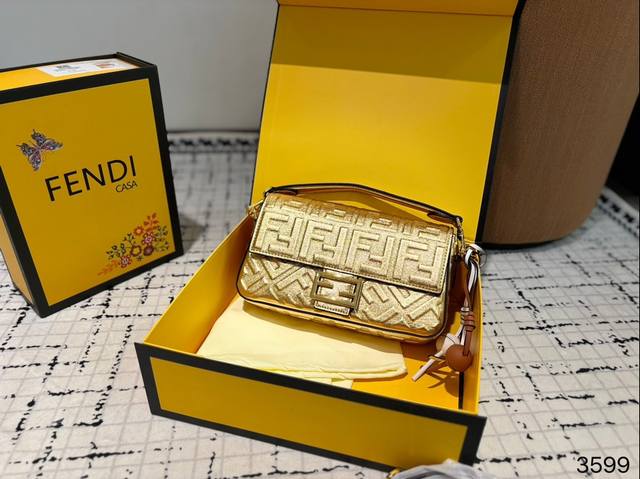 At first glance, I felt like I had been hit by the Fendi Baguette baguette baguette, which comes with a pendant. Plus, the medium size has a longer shoulder strap, which is very practical. Install two medium-sized ones: