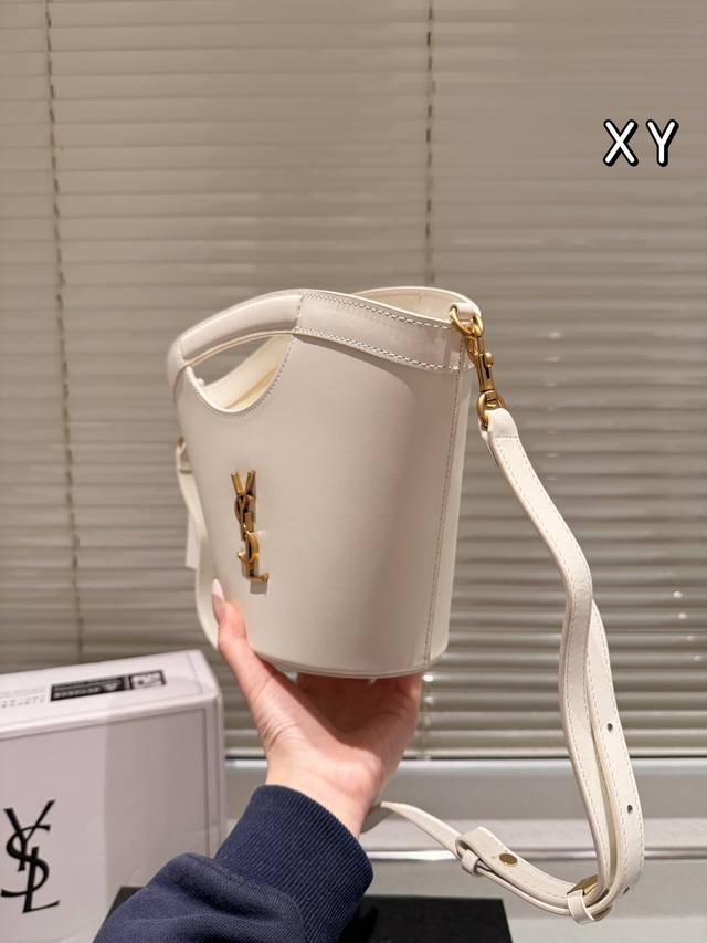 The new Ysl bucket bag in cowhide version is being asked by everyone about this # Rose new favorite. The soft and shiny calf leather material has a smooth touch, a bright and glossy appearance, and can perfectly reflect light. There are multiple ways