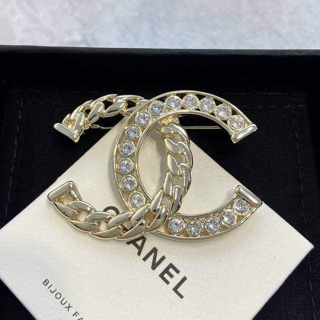 The high version includes a complete set of packaging, Xiang'er rhinestone chain splicing, double C brooch, and the latest stunning collection for spring and summer 24! First online launch! The old rule is to buy first and then close your eyes. Love!