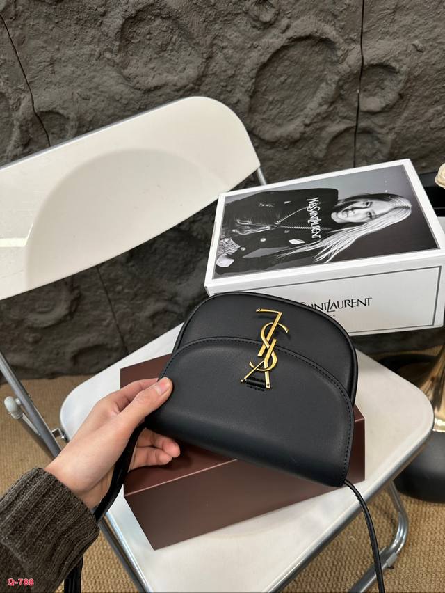 Full set of packaging for duty-free shop Ysl Saint Laurent plain saddle bag with an effect of ten thousand years of heart, YSL hardware logo with crocodile embossed exquisite retro feeling overflowing on the screen, Chen Qiao'en's same bag with cute
