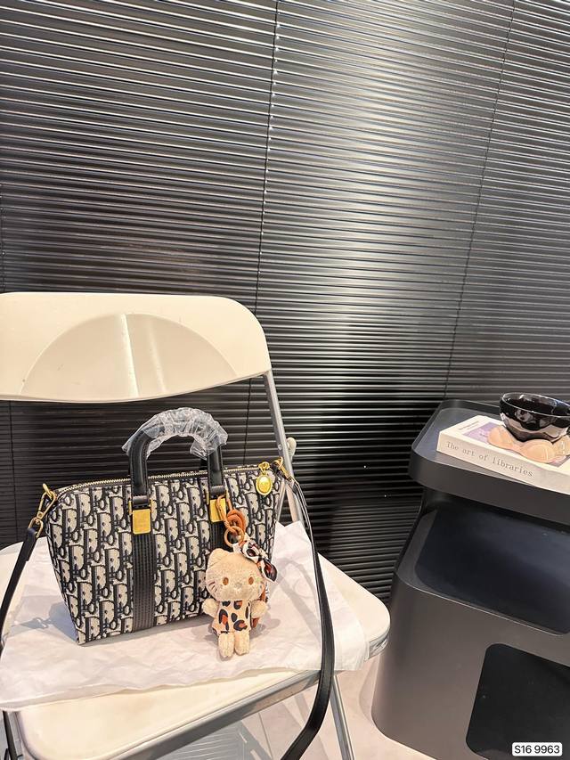 Paired with a box, the Dior handbag is a hot and trendy new item that looks great when you go out and grab it. Size 22 17, item number 9963, has been redesigned