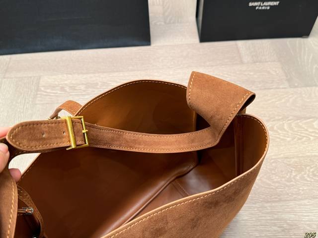 Paired with Saint Laurent Ysl Underarm Bucket Bag, this popular hobo underarm bag features a simple yet sophisticated design. The Ysl metal logo adds a balance of rigidity and softness to the bag, creating a fashionable collision. Ysl Saint Laurent S