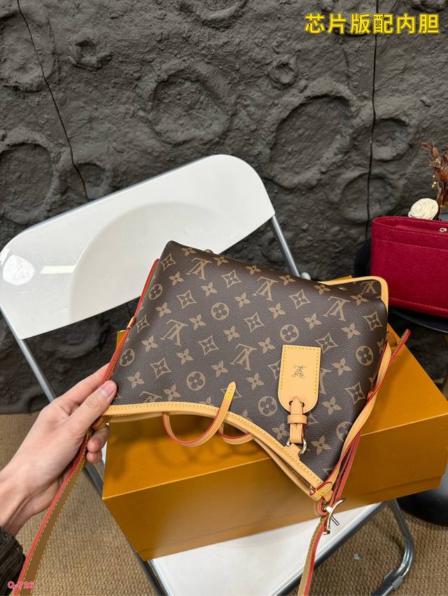 Equipped with a folding box Lv Carryall armpit bag, shoulder bag, chip version, and inner liner, this Carryall armpit bag has put effort into both appearance and practicality, with a light weight and large capacity; The shoulder strap can be freely a