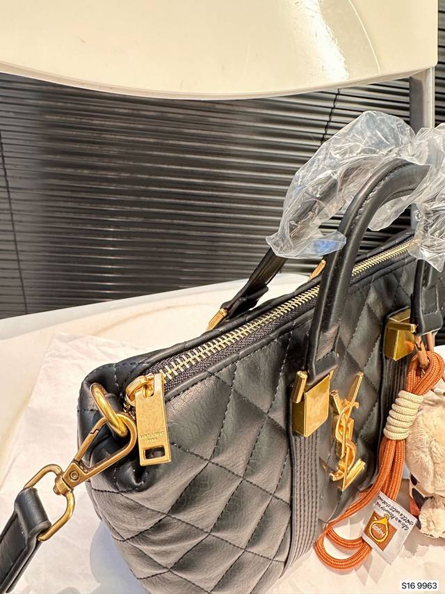 Paired with a box, the Saint Laurent handbag is a hot and stylish new item that looks great when you go out. Size 22 17 item number has been revised to 9963.