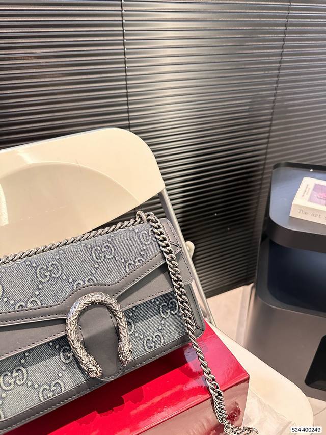 Paired with a folding box, Gucci's new cool denim wine god has just arrived this season. The new products are very classic and retro! The texture and color of denim with double G jacquard denim fabric The color is very nice! Size: 25 15 Item Number: