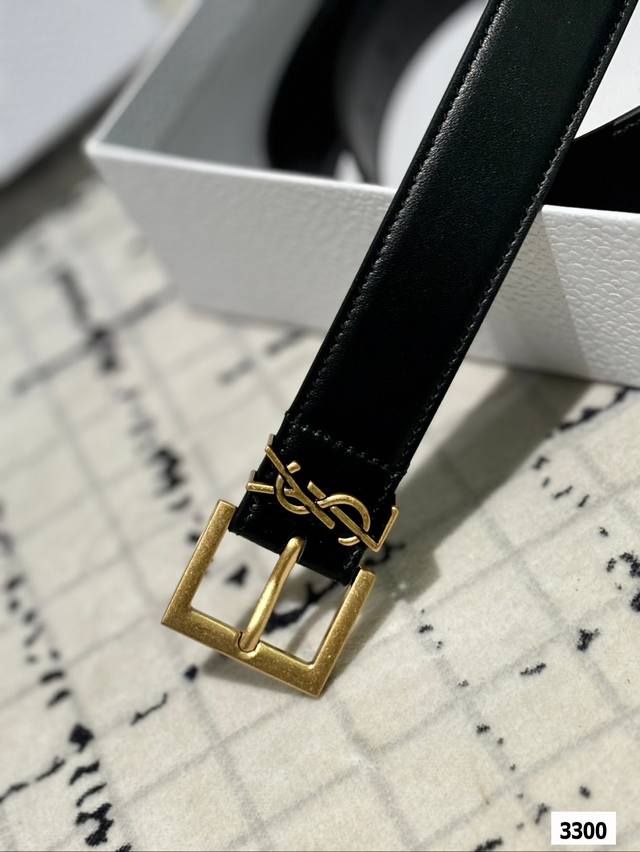 The original leather Ysl belt with box matching has been very popular recently! Cowhide leather! Complete packaging! The belt belongs to it! The belt is exquisite and fashionable. Please note the size when placing an order