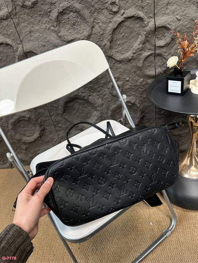 Before the Lv Neverfull shopping bag, I couldn't get the beauty of the classic NF bag. Lv's most classic bag can be said to be the most classic bag and the first luxury bag for many sweet potato babies