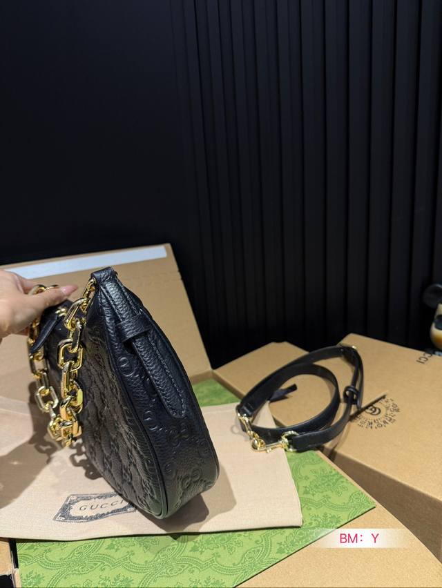 Paired with a foldable gift box, this cool underarm bag not only has a charming appearance but also a pleasing space. It is versatile and easy to carry all year round, making you instantly fashionable and refined. Gucci underarm bag, chain strap, hor