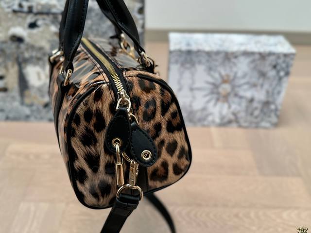 Dior's new pillow bag is durable, exquisite, and super capable of carrying capacity. It is also a must-have size for daily outings. 21 14: