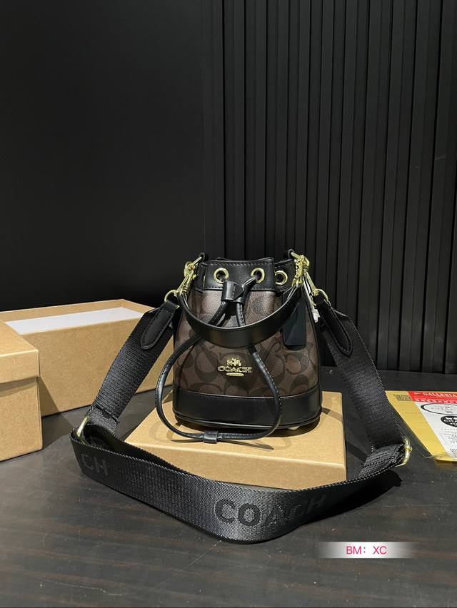 Recommended new box accessories: Coach Coach counter's new dempsey series mini bucket bag! Synchronized updates for counters! Can be carried by hand or shoulder and back~Super great effect on the upper body! Original vintage fabric paired with cowhid