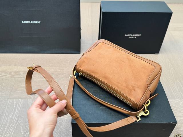 Airplane box Saint Laurent Ysl Camera Supply Bag suede lunch box bag is a spacious shoulder bag with a cowhide base and soft body. Made of Napa cowhide leather with zipper closure and full of design sense
