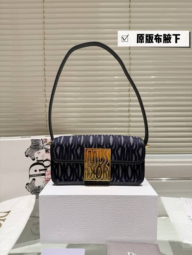 The latest mini one shoulder underarm bag from Dior's original fabric, Miss Xing, is a new product in the early spring collection of 2025. It enriches the Miss Caro series with fashionable and exquisite items. Same tone ribbon, with retro gold decora