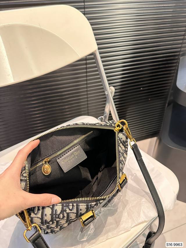Paired with a box, the Dior handbag is a hot and trendy new item that looks great when you go out and grab it. Size 22 17, item number 9963, has been redesigned