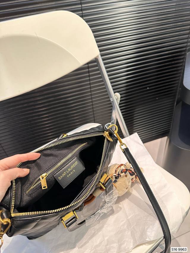 Paired with a box, the Saint Laurent handbag is a hot and stylish new item that looks great when you go out. Size 22 17 item number has been revised to 9963.