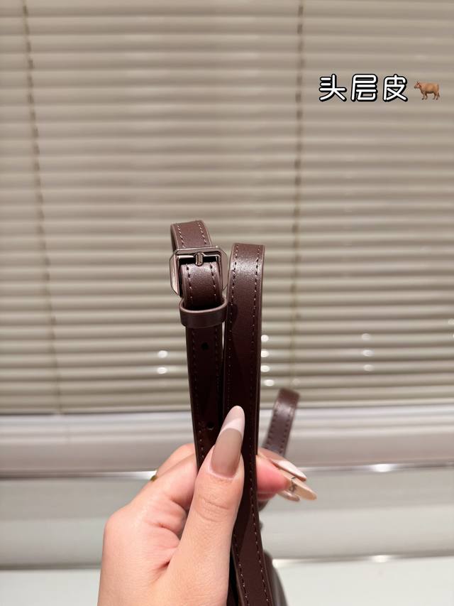 Top of the line original single head layered leather Ysl envelope bag is lazy, casual, and easy to carry, full of surprises on the back and body. A size of 23 16Cm