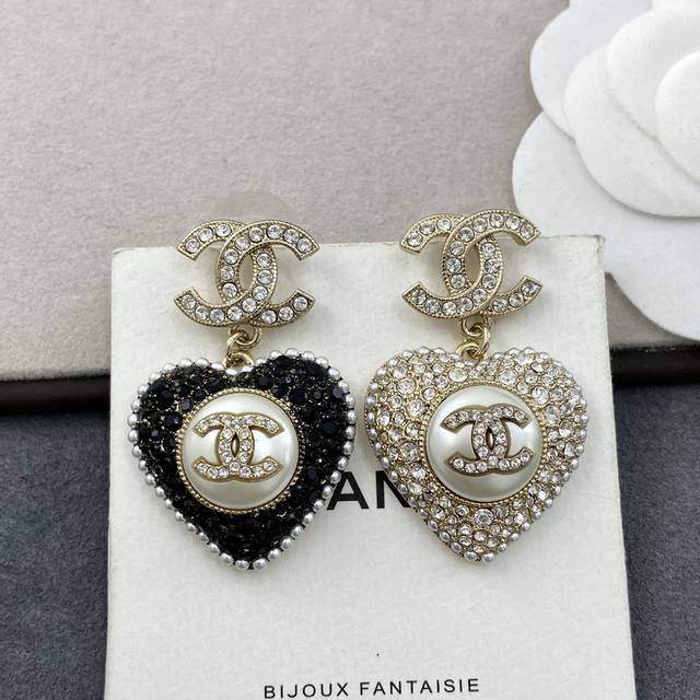 The high-end version includes a complete set of black and white Ch Nel Chanel 22B large double C hanging diamond heart earrings, the hottest series of this season! The Zg out of stock king, the rhythm that can't even be grabbed! Extremely difficult t
