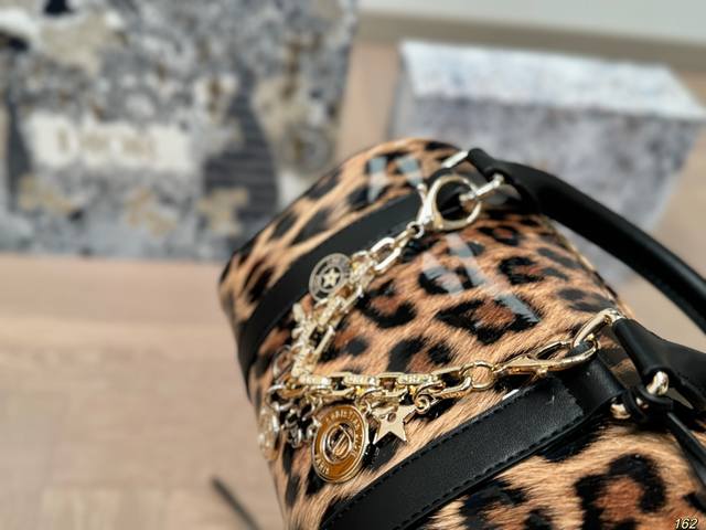 Dior's new pillow bag is durable, exquisite, and super capable of carrying capacity. It is also a must-have size for daily outings. 21 14: