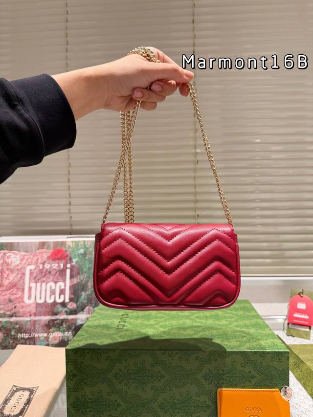 Gucci is a color savvy Ankara red brand. This time, the new ancora red Zundou loves the color of cherries, paired with a rose gold double G logo. Babies who like retro and low saturation colors must buy it. 16: