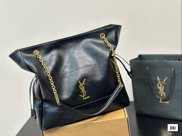 Paired with Ysl's new Jamie large handbag, the fashionable spark ignites instantly. The exquisite design of handbags not only perfectly stores your daily needs, but also showcases a lifestyle attitude. Relaxation is moderate, both elegant and full of