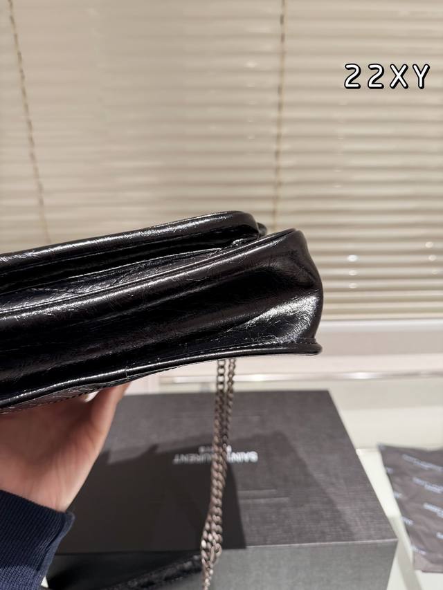 Box size: 22cm Niki is really easy to carry, it looks really nice and unique Ysl Niki leather material soft and sticky texture cowhide! cowhide! Ysl is made of cowhide both inside and outside